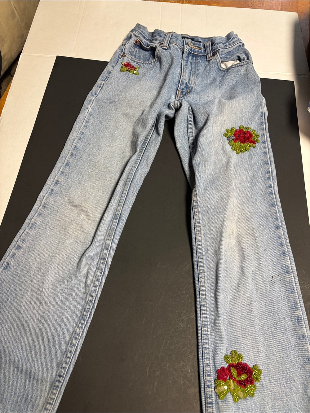 Y2K Gap Light Blue Embroidered Women’s Jeans with Red Floral Accents